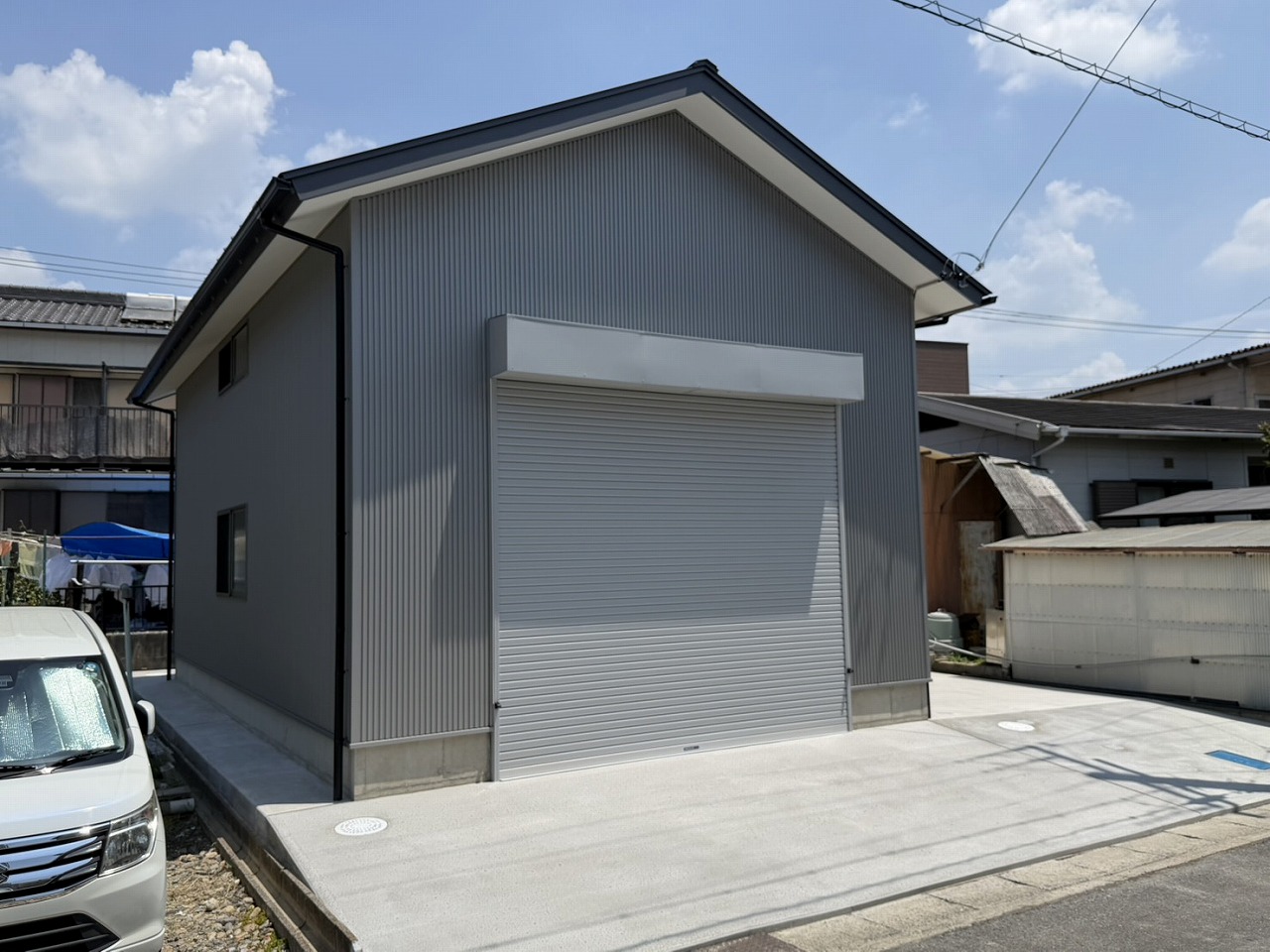 大開口シャッターを備えたシンプルモダンな倉庫